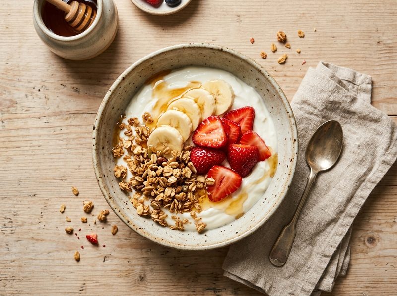 Bowl de iogurte com frutas e granola